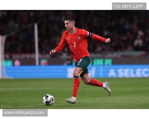 足球明星踢C罗精彩瞬间集锦展现足球场上的激情与技艺